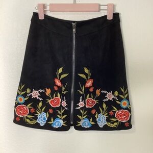SUGAR LIPS Women’s Embroidered Floral  Front Zipper Faux Suede Skirt Size Small